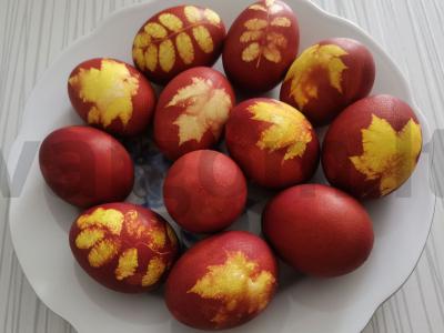 Dažyti kiaušiniai svogūnų lukštuose pagrindine nuotrauka