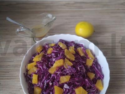 Raudonosios kopūstų salotos su apelsinu Žingsnis 2