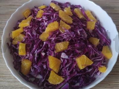 Raudonosios kopūstų salotos su apelsinu pagrindine nuotrauka