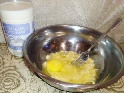 Bananų blynai su pienu Žingsnis 1