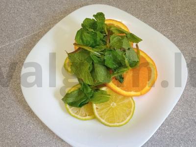Mėlynas limonadas su laimu, apelsinu ir mėta Žingsnis 3
