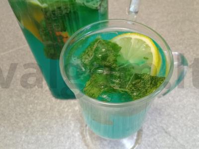 Mėlynas limonadas su laimu, apelsinu ir mėta pagrindine nuotrauka
