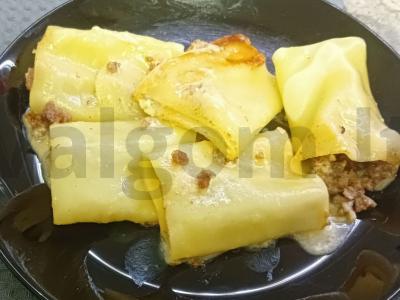 Įdarytos makaronai su faršu grietinės padaže pagrindine nuotrauka