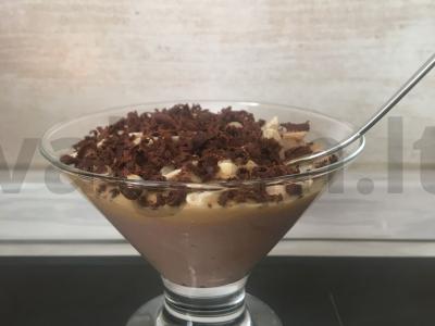 Desertas su jogurtu ir kartokuoju šokoladu pagrindine nuotrauka