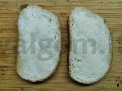 Sumuštiniai su menkių ikrais ir džiovintais pomidorais Žingsnis 1