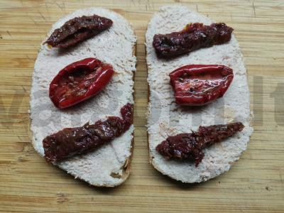 Sumuštiniai su menkių ikrais ir džiovintais pomidorais Žingsnis 3