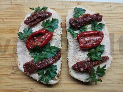 Sumuštiniai su menkių ikrais ir džiovintais pomidorais Žingsnis 4