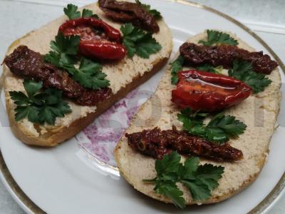 Sumuštiniai su menkių ikrais ir džiovintais pomidorais pagrindine nuotrauka