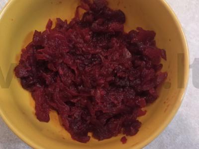 Burokėlių salotas su upėtakiu ir sūriu Žingsnis 1