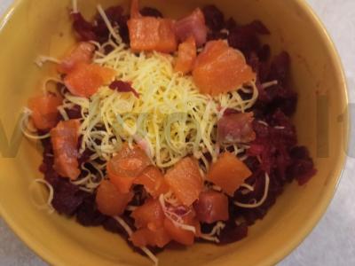 Burokėlių salotas su upėtakiu ir sūriu Žingsnis 3