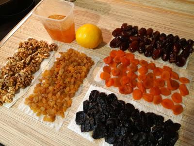 Naudingas saldumynas iš riešutų ir cukatų arbatai Žingsnis 1