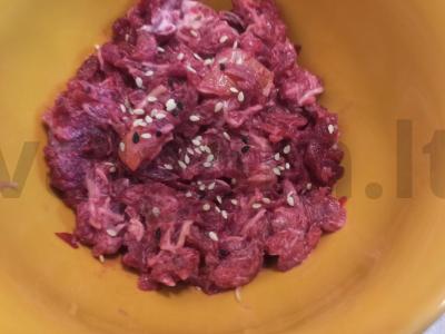 Burokėlių salotas su upėtakiu ir sūriu pagrindine nuotrauka