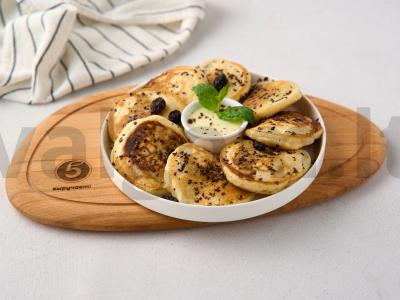 Kefyro blynai su razinom pagrindine nuotrauka