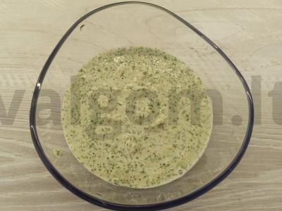 Žalias padažas su sūdytais žemės riešutais pagrindine nuotrauka