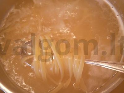 Spagečiai su kalakutiena ir pomidorų padažu Žingsnis 1