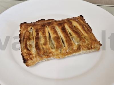 Švelnūs sluoksniai su obuoliais pagrindine nuotrauka