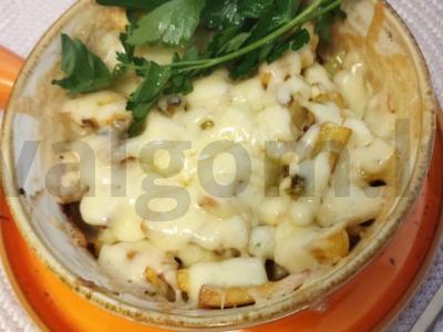 Vištiena su bulvėmis po sūrio kepure pagrindine nuotrauka