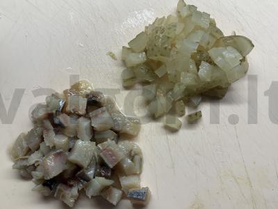 Salotos su silke, agurkais ir putpelių kiaušiniais Žingsnis 3