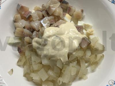 Salotos su silke, agurkais ir putpelių kiaušiniais Žingsnis 4