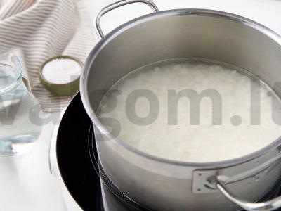 Žuvies konservų salotos su ryžiais ir kiaušiniais Žingsnis 1