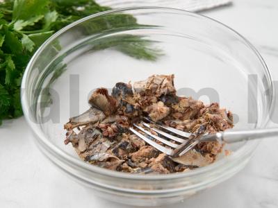 Žuvies konservų salotos su ryžiais ir kiaušiniais Žingsnis 3