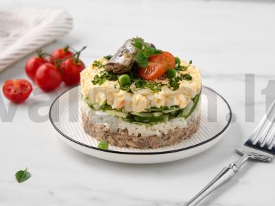 Žuvies konservų salotos su ryžiais ir kiaušiniais pagrindine nuotrauka