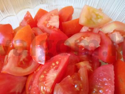 Pomidorų, paprikų ir svogūnų salotas su medaus-baziliko padažu Žingsnis 1