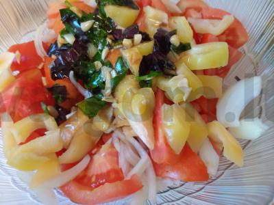 Pomidorų, paprikų ir svogūnų salotas su medaus-baziliko padažu Žingsnis 6