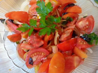 Pomidorų, paprikų ir svogūnų salotas su medaus-baziliko padažu pagrindine nuotrauka