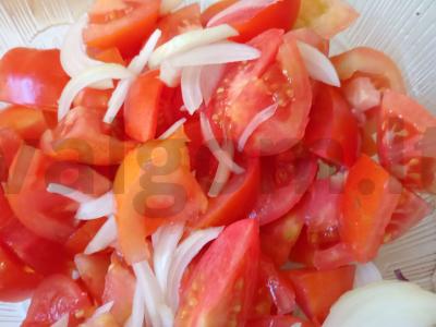 Pomidorų, paprikų ir svogūnų salotas su medaus-baziliko padažu Žingsnis 2
