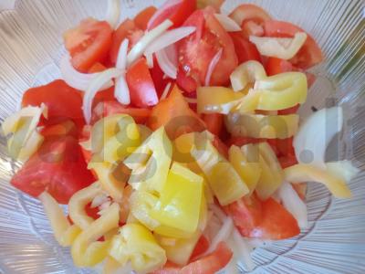 Pomidorų, paprikų ir svogūnų salotas su medaus-baziliko padažu Žingsnis 3