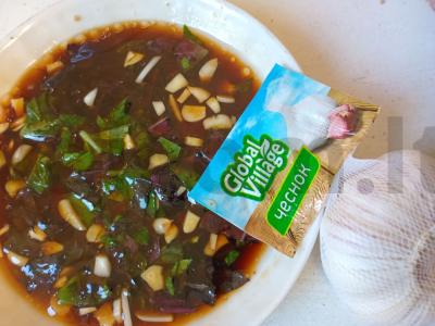 Pomidorų, paprikų ir svogūnų salotas su medaus-baziliko padažu Žingsnis 4