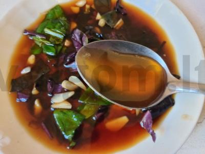 Pomidorų, paprikų ir svogūnų salotas su medaus-baziliko padažu Žingsnis 5