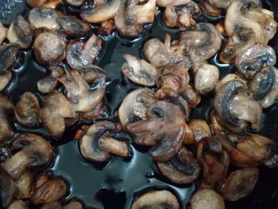 Sluoksniuotos tešlos krapštymai su sūriu, pievagrybiais ir dešra Žingsnis 3