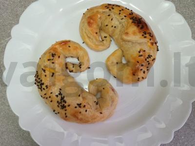 Sluoksniuotos tešlos krapštymai su sūriu, pievagrybiais ir dešra pagrindine nuotrauka