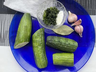 Paprasčiausias marinuotų agurkų receptas Žingsnis 1