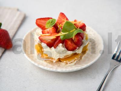 Varškės desertas iš abrikosų su braškėmis pagrindine nuotrauka