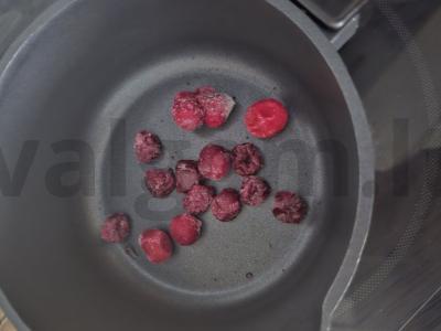 Manų košė su pienu ir vandeniu bei šaldytomis uogomis Žingsnis 1