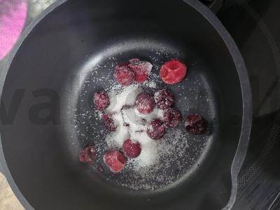 Manų košė su pienu ir vandeniu bei šaldytomis uogomis Žingsnis 2