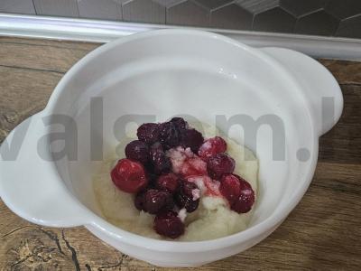 Manų košė su pienu ir vandeniu bei šaldytomis uogomis Žingsnis 8