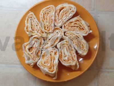 Mini vyniotiniai iš lavašo su morkomis ir lydytu sūriu pagrindine nuotrauka