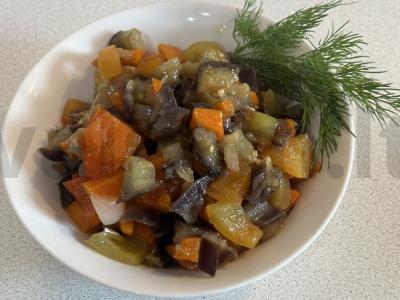 Aštri daržovių užkanda su gruziniška adžika pagrindine nuotrauka