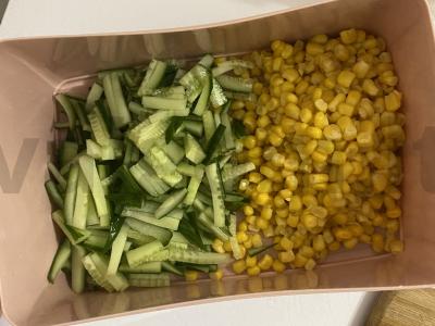 Krabų salotos su kiaušiniais, kukurūzais, agurkais ir majonezu Žingsnis 1