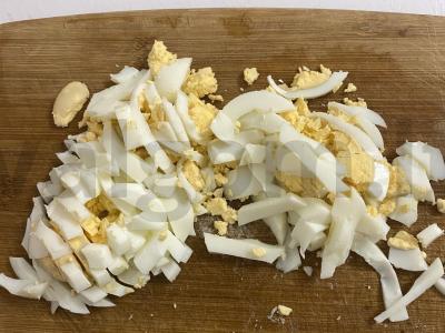 Krabų salotos su kiaušiniais, kukurūzais, agurkais ir majonezu Žingsnis 2