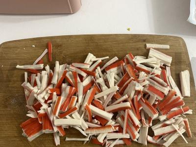 Krabų salotos su kiaušiniais, kukurūzais, agurkais ir majonezu Žingsnis 3