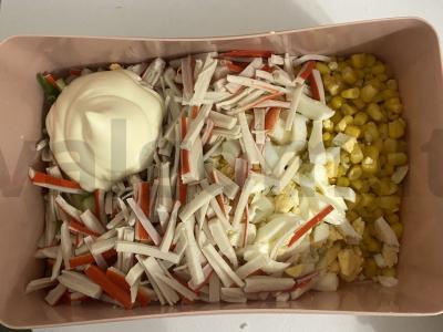 Krabų salotos su kiaušiniais, kukurūzais, agurkais ir majonezu Žingsnis 4