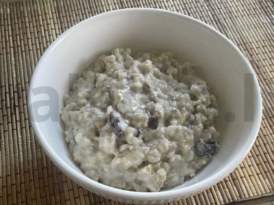 Avižinė košė su džiovintais vaisiais ir razinomis pagrindine nuotrauka