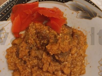 Jautiena pomidorų padaže su kukurūzų koše pagrindine nuotrauka