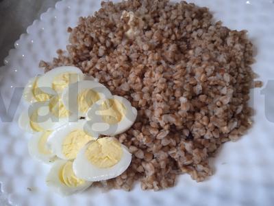 Grikių, jautienos bekono, daržovių ir putpelių kiaušinių dubuo Žingsnis 2