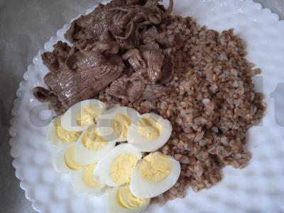 Grikių, jautienos bekono, daržovių ir putpelių kiaušinių dubuo Žingsnis 3